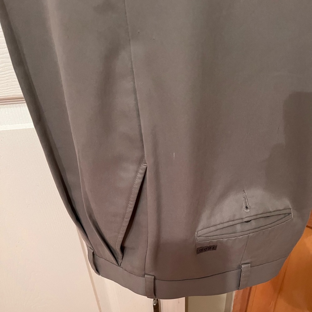 Izod men’s iron free chino slacks. Size 32 / 30. Used, very good condition.